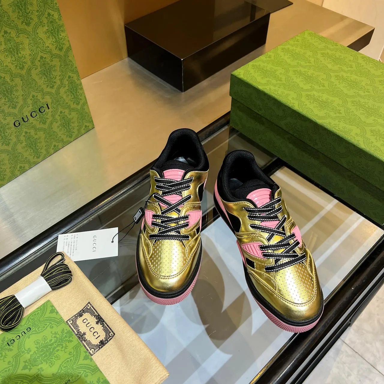 👟👟Ex-factory price 600👟👟 Men's size +10 high version, the top version of 2022 Gucci low-top sneakers! The new colors are reproduced one to one. New style for early spring, creating a perfect style💣💣💣street style🔥🔥🔥cool and trendy C-level fashionable outfit with a retro and futuristic feel🌹🌹🌹classic boot shape + British color-blocking design, super eye-catching. Various leather splicing, original reverse mold last type, imported high-end knitting needles showing exquisite texture! Open mold to customize high-density TPU outsole. 15 colors come out first. Size: Female 35-41 Male 39-46